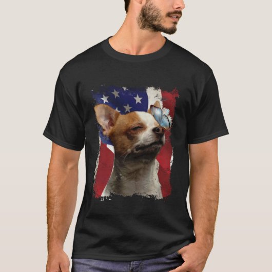 Chihuahua Butterfly American Flag 4th July Indepen Tシャツ (正面)