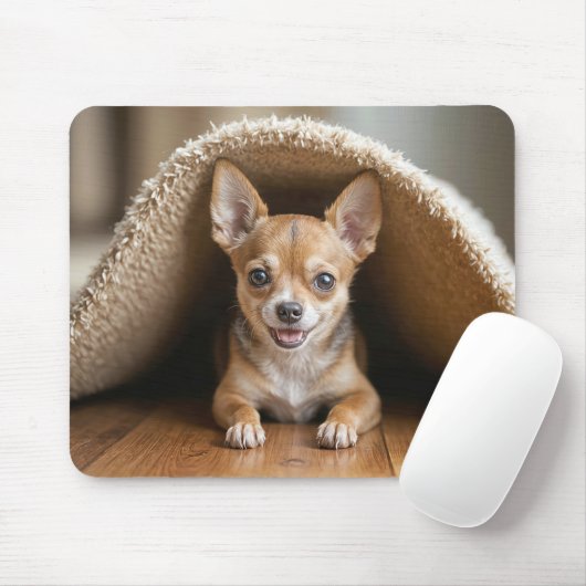 Chihuahua Dog Under a Beige Rug マウスパッド (マウス)