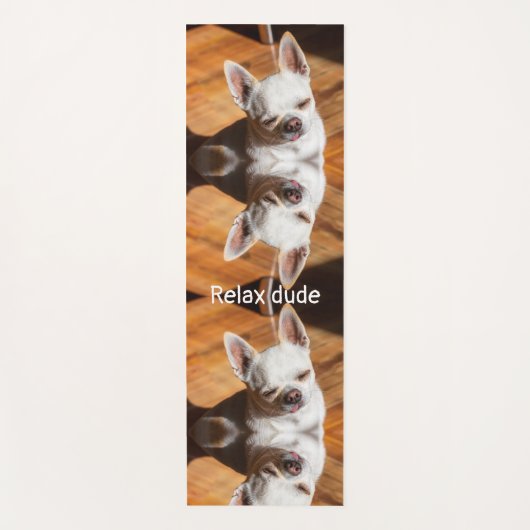 Chihuahua sleepy squintリラックス dude写真 ヨガマット (正面)
