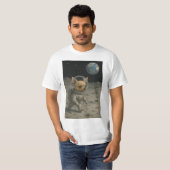 "Chihuahua Walking on the Moon" Tシャツ (正面フル)