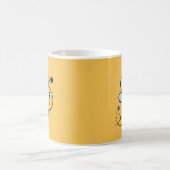 Child-Friendly Bee Mascot with Dotted Trail コーヒーマグカップ (中央)