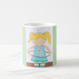 Child playing with a hula hoop コーヒーマグカップ