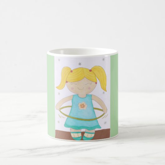 Child playing with a hula hoop コーヒーマグカップ (中央)