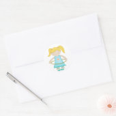Child playing with a hula hoop ラウンドシール (封筒)