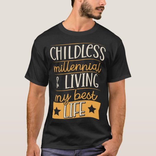 Childless Millennial And Living My Best Life Tシャツ (正面)