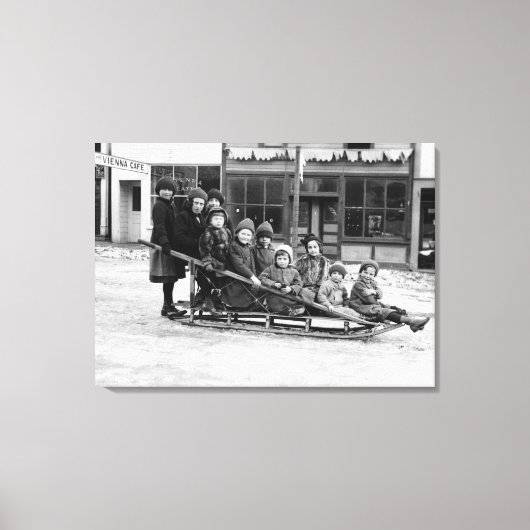 Children'遊's on sleigh in Seward キャンバスプリント (正面)