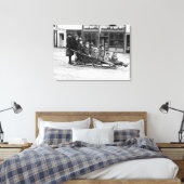 Children'遊's on sleigh in Seward キャンバスプリント (インサイチュ (寝室))