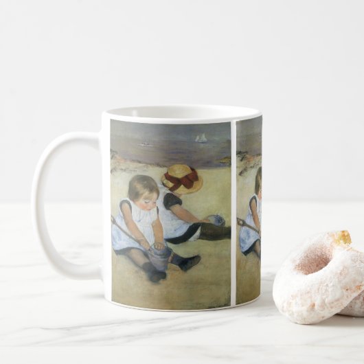 Children'遊's on the ビーチ by Mary Cassatt コーヒーマグカップ (ドーナツ)
