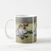 Children'遊's on the ビーチ by Mary Cassatt コーヒーマグカップ (左)