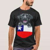 Chile Flag Black Labrador Retriever Dog In Pocket Tシャツ (正面)