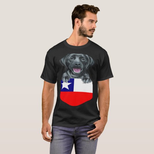 Chile Flag Black Labrador Retriever Dog In Pocket Tシャツ (正面フル)