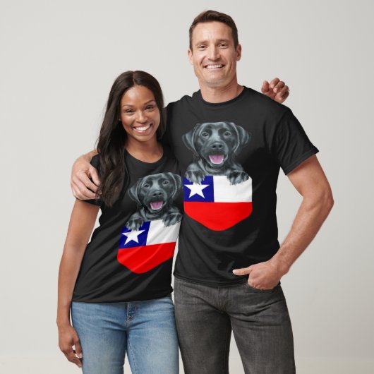 Chile Flag Black Labrador Retriever Dog In Pocket Tシャツ (ユニセックス)