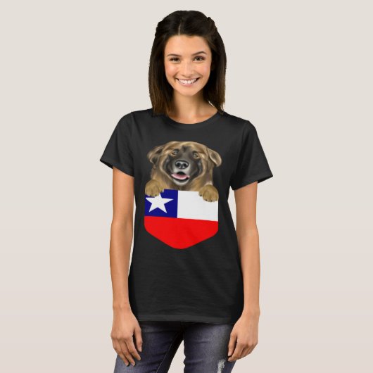 Chile Flag Leonberger Dog In Pocket Tシャツ (正面フル)