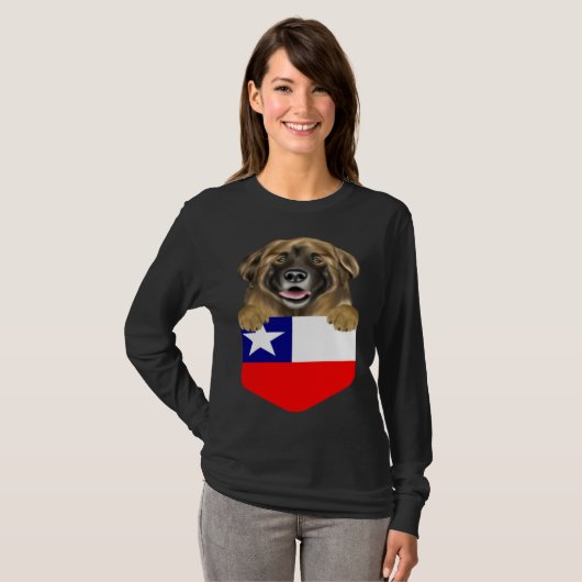 Chile Flag Leonberger Dog In Pocket Tシャツ (正面フル)