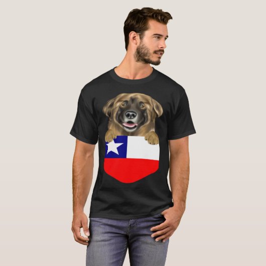 Chile Flag Leonberger Dog In Pocket Tシャツ (正面フル)