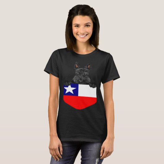 Chile Flag Scottish Terrier Dog In Pocket Tシャツ (正面フル)