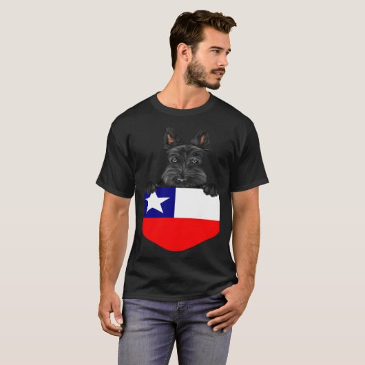 Chile Flag Scottish Terrier Dog In Pocket Tシャツ (正面フル)