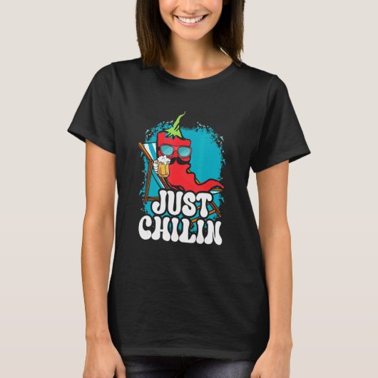 Chili With A Beer Just Chilin Hot Spicy Chili Tシャツ (正面)