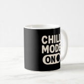 Chill Mode On Shirt – Cozy Chill Vibes Tee コーヒーマグカップ (正面右)