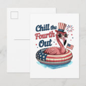 Chill The Fourth Out Funny 4th of July Flamingo インビテーションポストカード (正面/裏面)