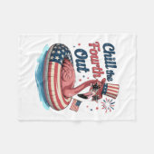 Chill The Fourth Out Funny 4th of July Flamingo フリースブランケット (正面(横))