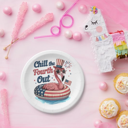 Chill The Fourth Out Funny 4th of July Flamingo ペーパープレート (パーティー)