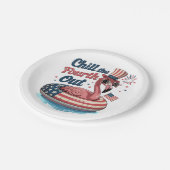 Chill The Fourth Out Funny 4th of July Flamingo ペーパープレート (アングル)
