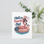 Chill The Fourth Out Funny 4th of July Flamingo 案内ポストカード (スタンド正面)