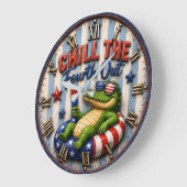 Chill the Fourth Out Funny Patriotic Alligato ラージ壁時計 (傾斜)