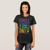 Chill VIbesオンリーレインボー Tシャツ (正面フル)