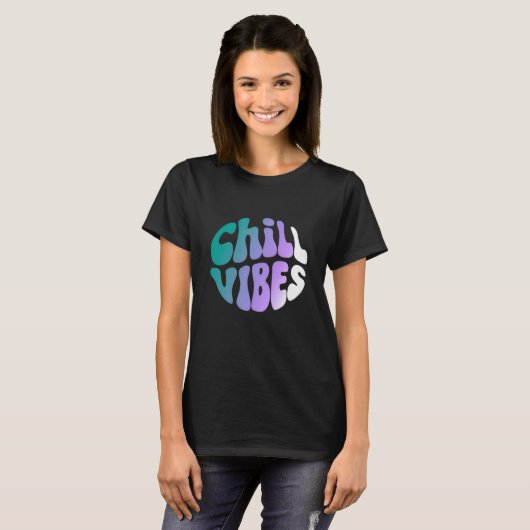 Chill Vibes Retro Gradient Typography Tシャツ (正面フル)