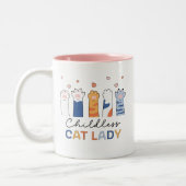 Chilless Cat Lady Voting Kamala Harris社長 ツートーンマグカップ (左)