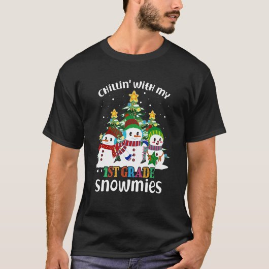 Chillin' With My 1st Grade Snowmies Christmas Tシャツ (正面)