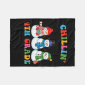 Chillin With My 4th Grade Snowmies Christmas Teach フリースブランケット (正面(横))