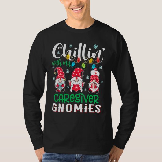 Chillin With My Caregiver Gnomies Xmas Light Chris Tシャツ (正面)