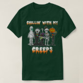 Chillin With My Creeps Vampire Halloween Skeleton  Tシャツ (デザイン正面)