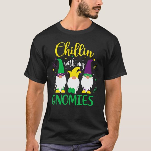Chillin With My Gnomies Cute Gnome Mardi Gras Carn Tシャツ (正面)