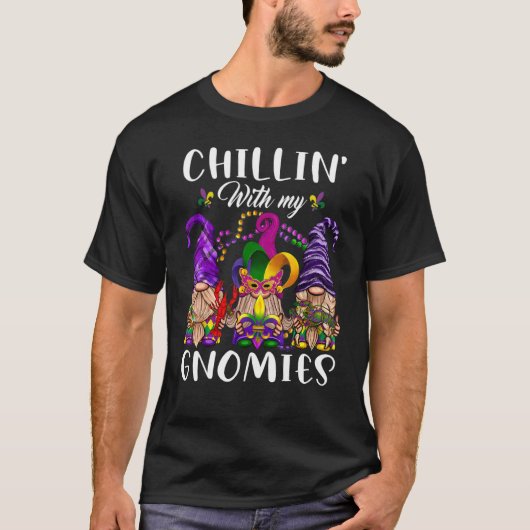 Chillin With My Gnomies Cute Gnome Mardi Gras Carn Tシャツ (正面)