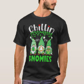 Chillin With My Gnomies St Patrick Day Gnomes Gard Tシャツ (正面)