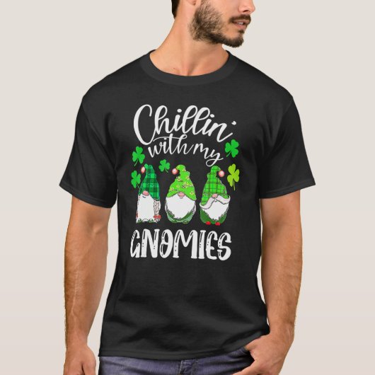 Chillin With My Gnomies St Patricks Day Shamrock I Tシャツ (正面)