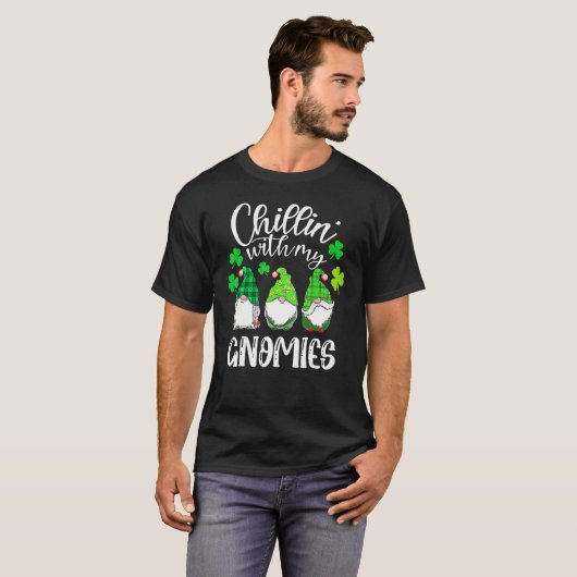 Chillin With My Gnomies St Patricks Day Shamrock I Tシャツ (正面フル)