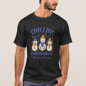 Chillin with My Kindergarten Snowmies Cute Winter Tシャツ (正面)