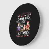 Chillin With My Slothmies Funny Sloth Ugly Christm ラージ壁時計 (傾斜)