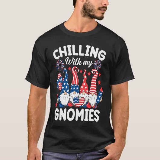Chilling With My Gnomies 4th of July  Gnome Us Fla Tシャツ (正面)