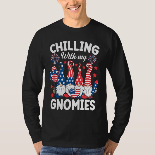 Chilling With My Gnomies 4th of July Gnome Us Fla Tシャツ (正面)