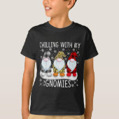 Chilling With My Gnomies Funny Group Of Gnomes Chr Tシャツ (正面)