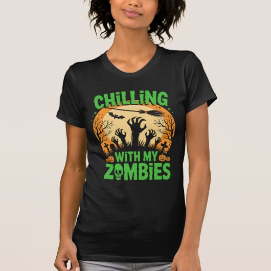Chilling with My Zombies Scary Halloween Night Tシャツ (正面)