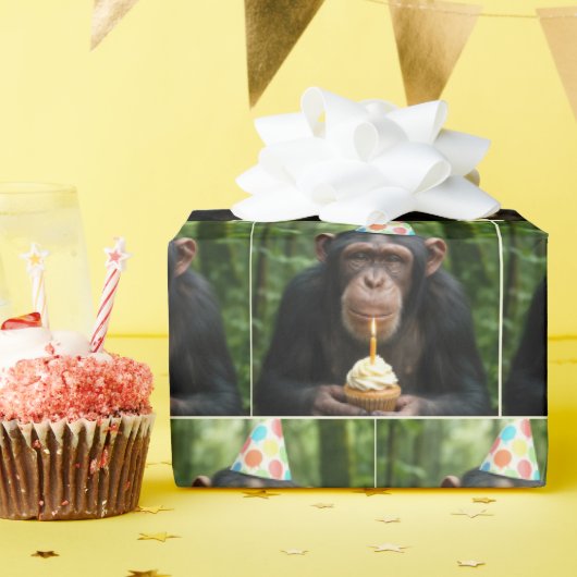 Chimpanzee Holding a Birthday Cupcake ラッピングペーパー (誕生日パーティー)