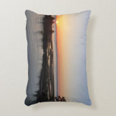Chincoteague Sunset I Virginia Landscape アクセントクッション (正面(垂直))