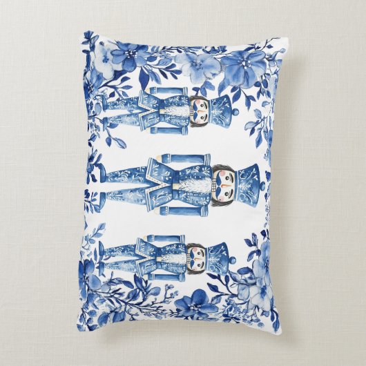 Chinoiserie青い白いフローラくるみ割り兵士 アクセントクッション (裏面(縦))
